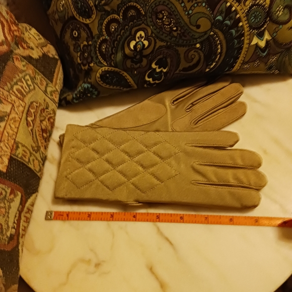 NWOT Isotoner Taupe Driving Gloves, Size Medium - Picture 6 of 7